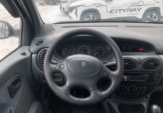 Подержанный автомобиль Renault Megane Hatchback 1997 года (12 фото)