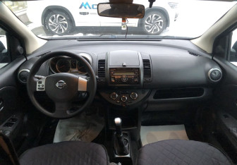Подержанный автомобиль Nissan Note 2007 года (10 фото)