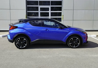 Подержанный автомобиль Toyota C-HR 2021 года (4 фото)