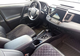 Подержанный автомобиль Toyota RAV4 2013 года (16 фото)