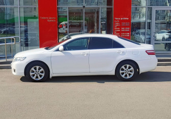 Подержанный автомобиль Toyota Camry Sedan 2011 года (8 фото)