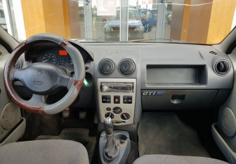 Подержанный автомобиль Renault Logan Sedan 2007 года (11 фото)