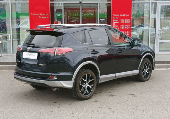 Подержанный автомобиль Toyota RAV4 2016 года (5 фото)