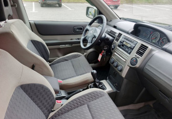 Подержанный автомобиль Nissan X-Trail 2004 года (14 фото)