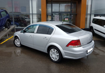 Подержанный автомобиль Opel Astra Sedan 2010 года (7 фото)