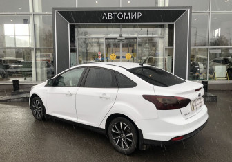 Подержанный автомобиль Ford Focus Sedan 2013 года (7 фото)