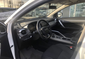 Подержанный автомобиль Geely Coolray 2023 года (9 фото)