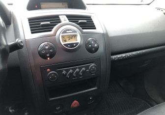 Подержанный автомобиль Renault Megane Sedan 2008 года (13 фото)