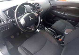 Подержанный автомобиль Mitsubishi ASX 2011 года (14 фото)