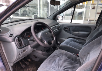 Подержанный автомобиль Renault Megane Hatchback 1997 года (9 фото)