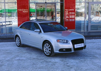 Подержанный автомобиль Audi A4 Sedan 2004 года (3 фото)