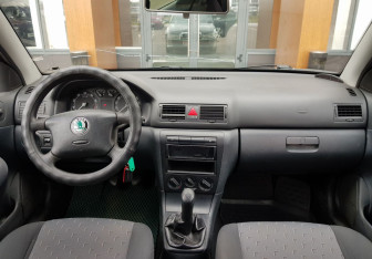 Подержанный автомобиль Skoda Octavia Liftback 2008 года (11 фото)
