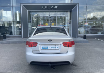 Подержанный автомобиль Kia Cerato Sedan 2011 года (6 фото)