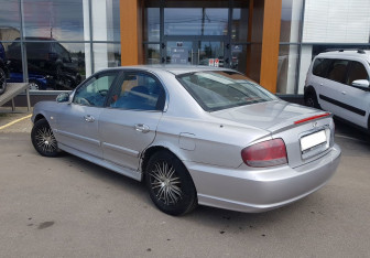 Подержанный автомобиль Hyundai Sonata 2006 года (7 фото)
