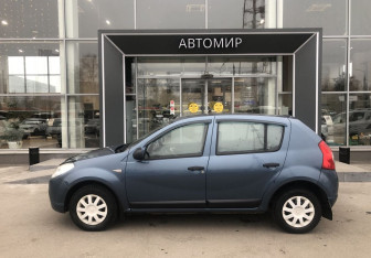 Подержанный автомобиль Renault Sandero 2011 года (8 фото)
