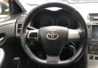 Подержанный автомобиль Toyota Corolla Sedan 2010 года (12 фото)