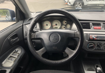 Подержанный автомобиль Mitsubishi Lancer Sedan 2005 года (12 фото)