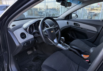 Подержанный автомобиль Chevrolet Cruze Hatchback 2013 года (9 фото)