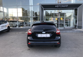 Подержанный автомобиль Ford Focus Hatchback 2012 года (6 фото)