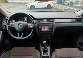 Подержанный автомобиль Skoda Rapid Liftback 2015 года (14 фото)