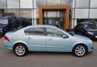Подержанный автомобиль Opel Astra Sedan 2009 года (4 фото)
