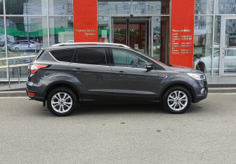 Подержанный автомобиль Ford Kuga 2017 года (4 фото)
