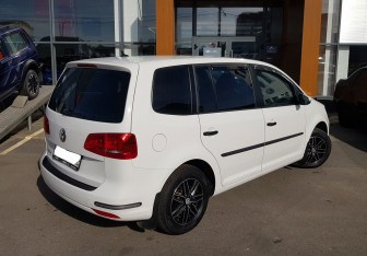 Подержанный автомобиль Volkswagen Touran 2011 года (5 фото)