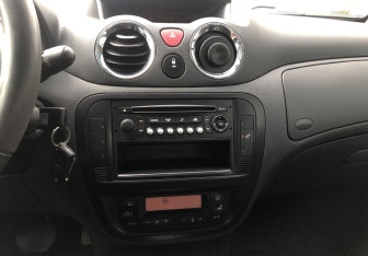 Подержанный автомобиль Citroen C2 2008 года (10 фото)