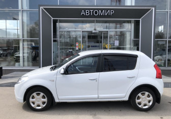 Подержанный автомобиль Renault Sandero 2013 года (8 фото)