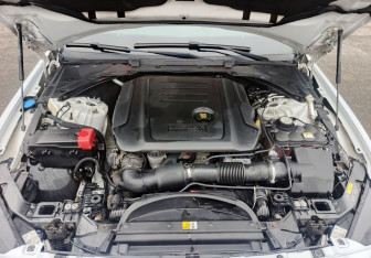 Подержанный автомобиль Jaguar XE 2016 года (11 фото)