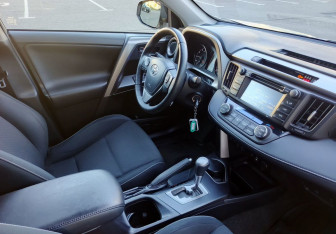 Подержанный автомобиль Toyota RAV4 2015 года (14 фото)