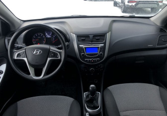 Подержанный автомобиль Hyundai Solaris Hatchback 2014 года (10 фото)