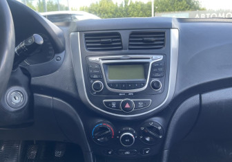 Подержанный автомобиль Hyundai Solaris Sedan 2013 года (14 фото)