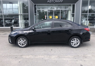 Подержанный автомобиль Toyota Corolla Sedan 2013 года (8 фото)