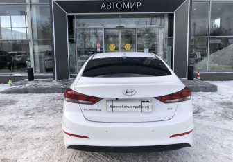 Подержанный автомобиль Hyundai Elantra Sedan 2017 года (6 фото)