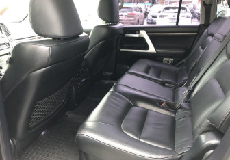 Подержанный автомобиль Toyota Land Cruiser Suv 2020 года (12 фото)