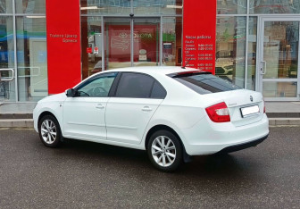 Подержанный автомобиль Skoda Rapid Liftback 2015 года (7 фото)