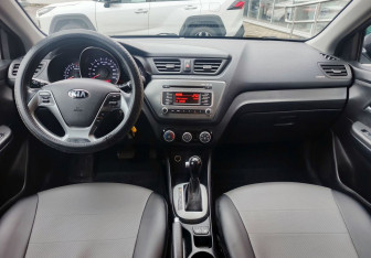 Подержанный автомобиль Kia Rio Sedan 2017 года (15 фото)
