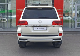 Подержанный автомобиль Toyota Land Cruiser Suv 2016 года (6 фото)