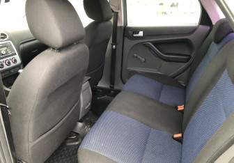Подержанный автомобиль Ford Focus Sedan 2006 года (11 фото)