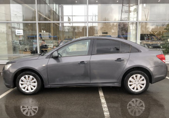 Подержанный автомобиль Chevrolet Cruze Sedan 2011 года (8 фото)