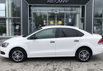 Подержанный автомобиль Volkswagen Polo Sedan 2012 года (8 фото)