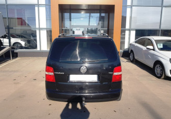 Подержанный автомобиль Volkswagen Touran 2004 года (6 фото)