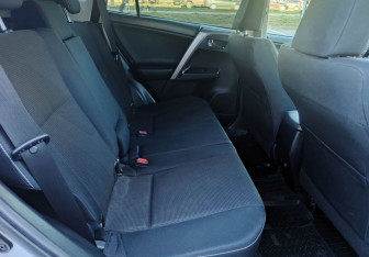 Подержанный автомобиль Toyota RAV4 2015 года (16 фото)