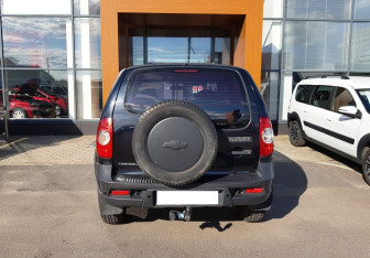 Подержанный автомобиль Chevrolet Niva 2010 года (6 фото)