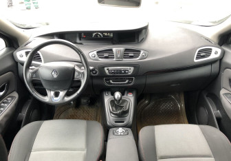 Подержанный автомобиль Renault Scenic 2013 года (10 фото)
