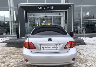 Подержанный автомобиль Toyota Corolla Sedan 2007 года (6 фото)