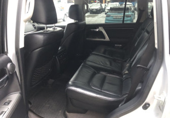 Подержанный автомобиль Toyota Land Cruiser Suv 2013 года (12 фото)