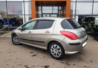 Подержанный автомобиль Peugeot 308 Hatchback 2010 года (7 фото)