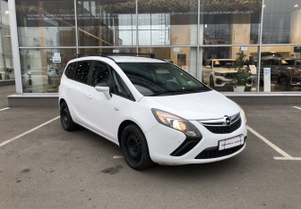 Подержанный автомобиль Opel Zafira Compactvan 2015 года (3 фото)